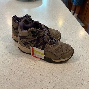 Eddie Bauer women’s tennis shoes size 6.5 wide EB1500